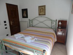 sypialnia z łóżkiem z dwoma ręcznikami w obiekcie IRMA Manarola w mieście Manarola