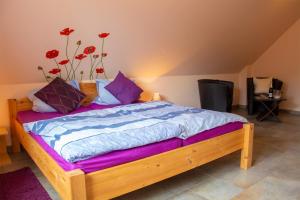 Un dormitorio con una cama con flores rojas. en Ferienhaus Nienhagen - Jule, en Ostseebad Nienhagen