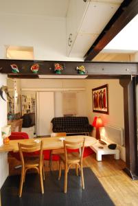 a living room with a wooden table and chairs at Appartement 2 Pièces Proche du Sacré Coeur in Paris