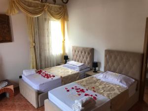 Un pat sau paturi într-o cameră la Rezidenca Aurel Center