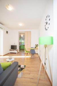 コミジャにあるAnika Apartment Komižaのソファとテーブルのあるリビングルーム