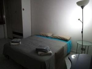 ein Schlafzimmer mit einem Bett mit zwei Handtüchern darauf in der Unterkunft Atlantici in Benevento