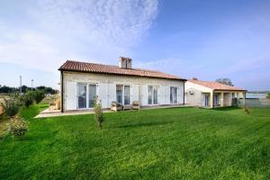 a house with a large lawn in front of it at Plavo nebo Istra Apartments in Medulin