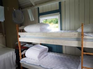 Bunk bed o mga bunk bed sa kuwarto sa Brådtom Slusscafé & Stugor