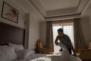 Postel nebo postele na pokoji v ubytování Alhattali Hotel