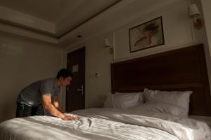 Postel nebo postele na pokoji v ubytování Alhattali Hotel