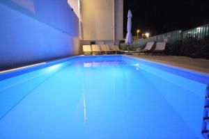Bazén v ubytování Sun Apartments nebo v jeho okolí