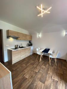Kuchyň nebo kuchyňský kout v ubytování Apartmány Klárka