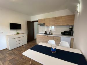 Kuchyň nebo kuchyňský kout v ubytování Apartmány Klárka