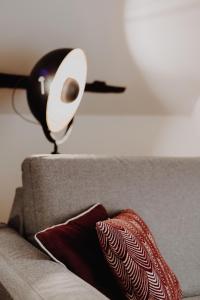 a lamp sitting on top of a couch with a pillow at L'échappée in Bourges