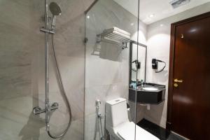 Koupelna v ubytování Alhattali Hotel