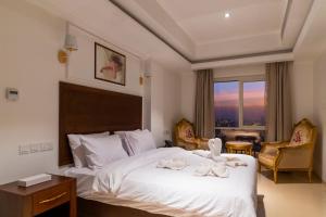 Postel nebo postele na pokoji v ubytování Alhattali Hotel