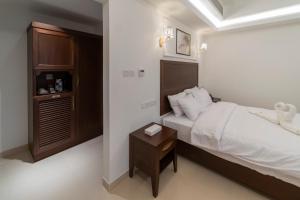 Postel nebo postele na pokoji v ubytování Alhattali Hotel