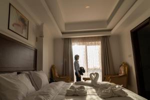 Postel nebo postele na pokoji v ubytování Alhattali Hotel