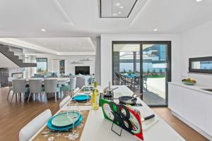 a dining room and kitchen with a table and chairs at Villa Ohana in Albufeira