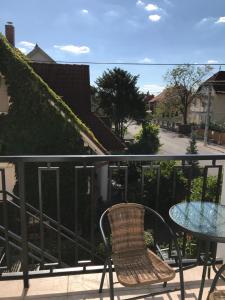 d'un balcon avec une table et des chaises. dans l'établissement Joe Beach Apartman, à Keszthely
