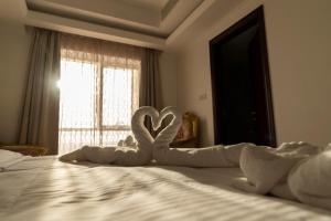 Postel nebo postele na pokoji v ubytování Alhattali Hotel