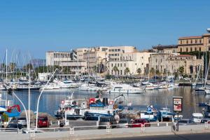 uma marina com muitos barcos na água em Appartamenti Porto Antico La Cala em Palermo