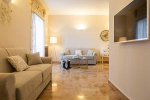 uma sala de estar com um sofá e uma mesa em Appartamenti Porto Antico La Cala em Palermo