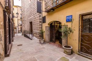 eine Gasse mit einem Gebäude mit einem Schild darauf in der Unterkunft Antika Snoga in Avila