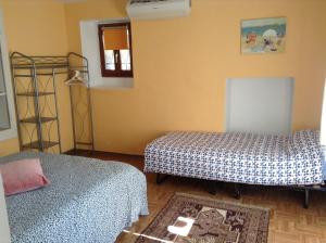 1 Schlafzimmer mit 2 Betten und einem Spiegel in der Unterkunft Verzaschina in Gordola