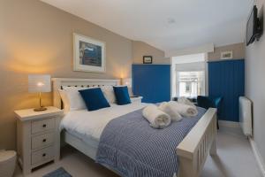 セント・アイヴスにあるAnchorage Guest House, St Ivesのベッドルーム1室(犬2匹が寝るベッド1台付)