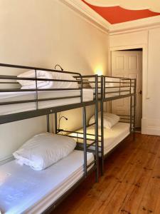 Łóżko lub łóżka piętrowe w pokoju w obiekcie Porto Republica Downtown
