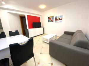 瑪圖爾伊的住宿－Apartments Mrkonja，客厅配有沙发和桌子