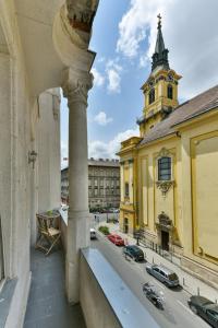 uma vista para a cidade a partir de uma varanda de um edifício em King of Church Budapest em Budapeste