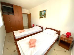 瑪圖爾伊的住宿－Apartments Mrkonja，客房内的两张床和两条毛巾