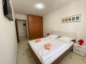 瑪圖爾伊的住宿－Apartments Mrkonja，卧室配有白色床和粉红色毛巾