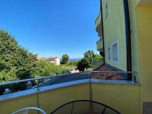 瑪圖爾伊的住宿－Apartments Mrkonja，享有建筑景致的阳台