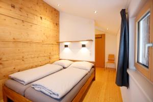 Un pat sau paturi într-o cameră la Haus Galgenul