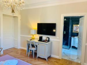 Televízia a/alebo spoločenská miestnosť v ubytovaní Le Dimore Suites Milano