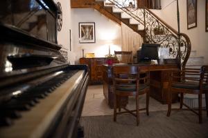 soggiorno con pianoforte e scrivania di Locanda Art Deco a Venezia