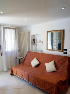 una camera da letto con un letto con una coperta rossa e uno specchio di Apartment with a Secret and Romantic Park a Venezia