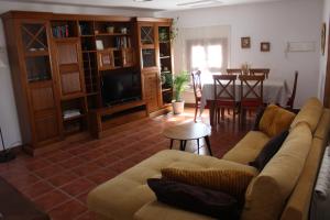 a living room with a couch and a dining room at Casa con patio Toledano y terraza con vistas in Toledo