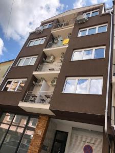 een gebouw met balkons aan de zijkant bij SANA Apartments in Ohrid
