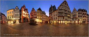 eine Gruppe von hohen Gebäuden in einer Stadt in der Nacht in der Unterkunft Hotel zur Post in Mülheim an der Mosel