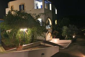 Theofilos Appartements外面的花园