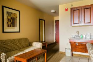 Ein Sitzbereich in der Unterkunft Holiday Inn Express Hotel & Suites Acme-Traverse City, an IHG Hotel