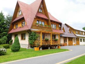 a large wooden house with a red roof at Apartament w Równi in Chochołów