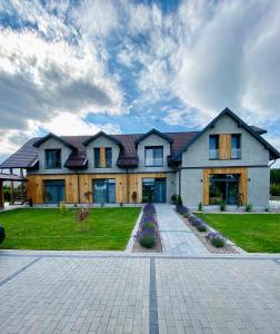 Casa grande con entrada de ladrillo en Szuflada Apartamenty, en Augustów