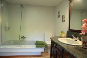 A bathroom at A Casa Da Asturiana Még 37 kép