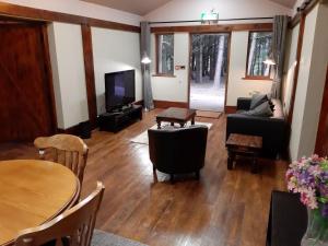 Posezení v ubytování Wyldwood Lodge