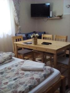 マコーにあるCsilla Apartmanのテーブル、テーブル、椅子が備わる客室です。