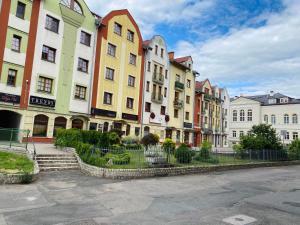 eine Reihe von farbenfrohen Gebäuden in einer Stadt in der Unterkunft Apartamenty Lemon Pepper in Jelenia Góra