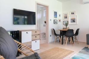 TV a/nebo společenská místnost v ubytování Fűzliget Surf Garden