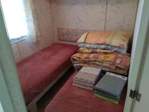 a small room with two beds and a window at Dar Kalu Małgosia in Kal