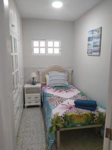 Pozo IzquierdoにあるSeaview Pozo Izquierdoの小さなベッドルーム(ベッド1台、ナイトスタンド付)